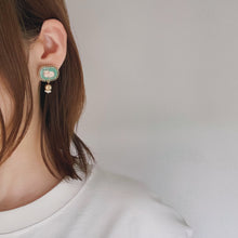 画像をギャラリービューアに読み込む, ネコとお花イヤリング グリーン|slowly&starry(スローリーアンドスターリー)