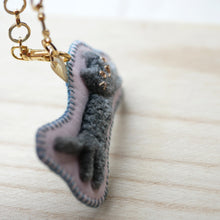 画像をギャラリービューアに読み込む, 和み猫のバッグチャーム 灰とら ながのび|Little Plum(リトルプラム)
