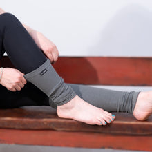 画像をギャラリービューアに読み込む, 日本製 超極細シルク レッグウォーマー チャコールグレー|Coco Sharqi Japan(ココシャルキ)