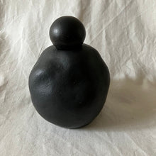 画像をギャラリービューアに読み込む, 黒い蓋つき花瓶|とうげい hanaga(トウゲイ ハナガ)