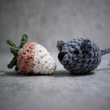 画像をギャラリービューアに読み込む, ホワイトチョコいちごとグレーマウス|necono(ネコノ)