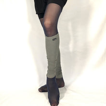 画像をギャラリービューアに読み込む, 日本製 超極細シルク レッグウォーマー チャコールグレー|Coco Sharqi Japan(ココシャルキ)