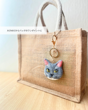 画像をギャラリービューアに読み込む, 羊毛フェルトの存在感ある猫ストラップ M(グレー)|たろじろ