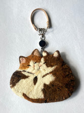 画像をギャラリービューアに読み込む, 羊毛フェルトのおひるね猫パスケース なかよし 茶トラ ハチワレ |たろじろ