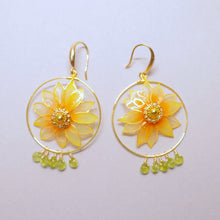 画像をギャラリービューアに読み込む, 向日葵とペリドット のピアス(イヤリング)|s.o.f.i. (ソフィー)