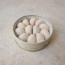 画像をギャラリービューアに読み込む, オーガニックバニラビーンズ入りスノーボール缶【プリンス缶】|焼き菓子工房kobu(ヤキガシコウボウコブ)