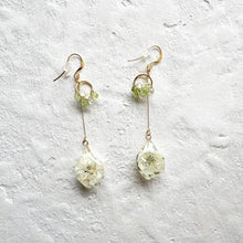 画像をギャラリービューアに読み込む, ホワイトスノーの雫 イヤリング/ピアス|Apila(アピラ)