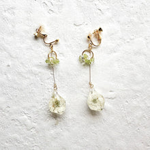 画像をギャラリービューアに読み込む, ホワイトスノーの雫 イヤリング/ピアス|Apila(アピラ)