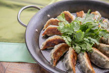 画像をギャラリービューアに読み込む, パクチーたっぷりの冷凍餃子|PAKUCISISTERS(パクチーシスターズ)