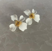 画像をギャラリービューアに読み込む, ホワイトフラワーピアス|Novedad.(ノベダ)