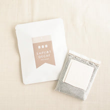 画像をギャラリービューアに読み込む, <デカフェ> ミルクにあうブレンド ドリップバッグコーヒー(1個)|デカフェのしおり