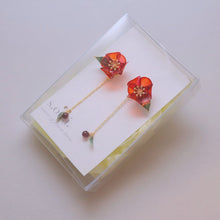 画像をギャラリービューアに読み込む, 椿とガーネットのピアス(イヤリング)|s.o.f.i. (ソフィー)