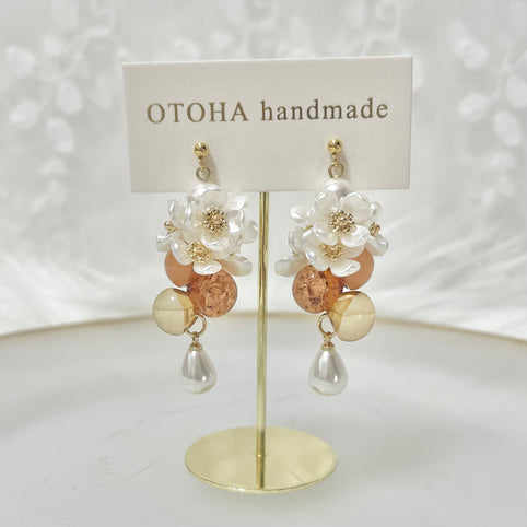 OTOHA handmade 小さなお花と鈴丸ビーズ(ブラウン)ピアス/イヤリング｜OTOHA handmade（オトハハンドメイド）