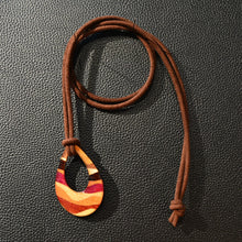 画像をギャラリービューアに読み込む, ペンダント 楕円 赤|曲寄木 JuJu(マガリヨセギ ジュジュ)