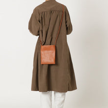 画像をギャラリービューアに読み込む, レザースマホ縦型ショルダー|leather laboratory( レザーラボラトリー)