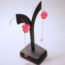 画像をギャラリービューアに読み込む, シクラメンとピンクトパーズのピアス|s.o.f.i. (ソフィー)