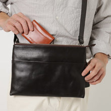 画像をギャラリービューアに読み込む, 【新入荷 トラベルシリーズ】オイルレザーサコッシュバッグ|leather laboratory( レザーラボラトリー)