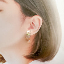 画像をギャラリービューアに読み込む, おすわり猫のイヤリング/ピアス|Apila(アピラ)