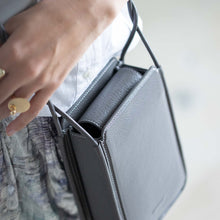 画像をギャラリービューアに読み込む, ウォレットバッグ ワイド|objcts.io