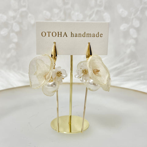 OTOHA handmade シフォンフラワー(オフホワイト)ピアス/イヤリング｜OTOHA handmade（オトハハンドメイド）