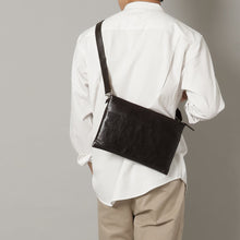 画像をギャラリービューアに読み込む, 【新入荷 トラベルシリーズ】オイルレザーサコッシュバッグ|leather laboratory( レザーラボラトリー)