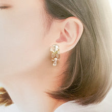 画像をギャラリービューアに読み込む, 飛びつき猫のイヤリング/ピアス|Apila(アピラ)