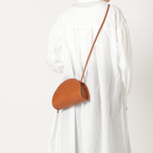 画像をギャラリービューアに読み込む, 本革半月型ショルダーバッグ|leather laboratory( レザーラボラトリー)