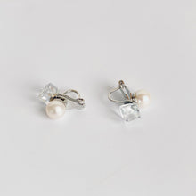 画像をギャラリービューアに読み込む, キューブクリスタルパールリバーシブルイヤリング|Kaava HELMI(カーヴァヘルミ)