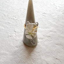 画像をギャラリービューアに読み込む, おすわり猫のリング|Apila(アピラ)