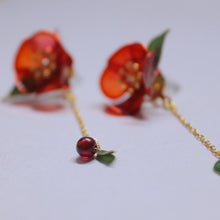 画像をギャラリービューアに読み込む, 椿とガーネットのピアス(イヤリング)|s.o.f.i. (ソフィー)
