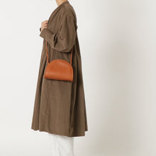 画像をギャラリービューアに読み込む, 本革半月型ショルダーバッグ|leather laboratory( レザーラボラトリー)