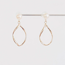 画像をギャラリービューアに読み込む, ツイストフープパールイヤリング|Kaava HELMI(カーヴァヘルミ)