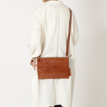 画像をギャラリービューアに読み込む, 【新入荷 トラベルシリーズ】オイルレザーサコッシュバッグ|leather laboratory( レザーラボラトリー)