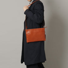 画像をギャラリービューアに読み込む, 【新入荷 トラベルシリーズ】オイルレザーサコッシュバッグ|leather laboratory( レザーラボラトリー)