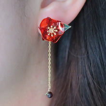 画像をギャラリービューアに読み込む, 椿とガーネットのピアス(イヤリング)|s.o.f.i. (ソフィー)