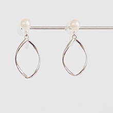 画像をギャラリービューアに読み込む, ツイストフープパールイヤリング|Kaava HELMI(カーヴァヘルミ)