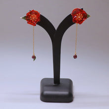 画像をギャラリービューアに読み込む, 椿とガーネットのピアス(イヤリング)|s.o.f.i. (ソフィー)