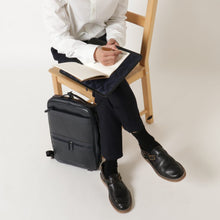 画像をギャラリービューアに読み込む, 防水レザー スリムビジネスリュック|leather laboratory( レザーラボラトリー)