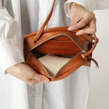画像をギャラリービューアに読み込む, 本革半月型ショルダーバッグ|leather laboratory( レザーラボラトリー)