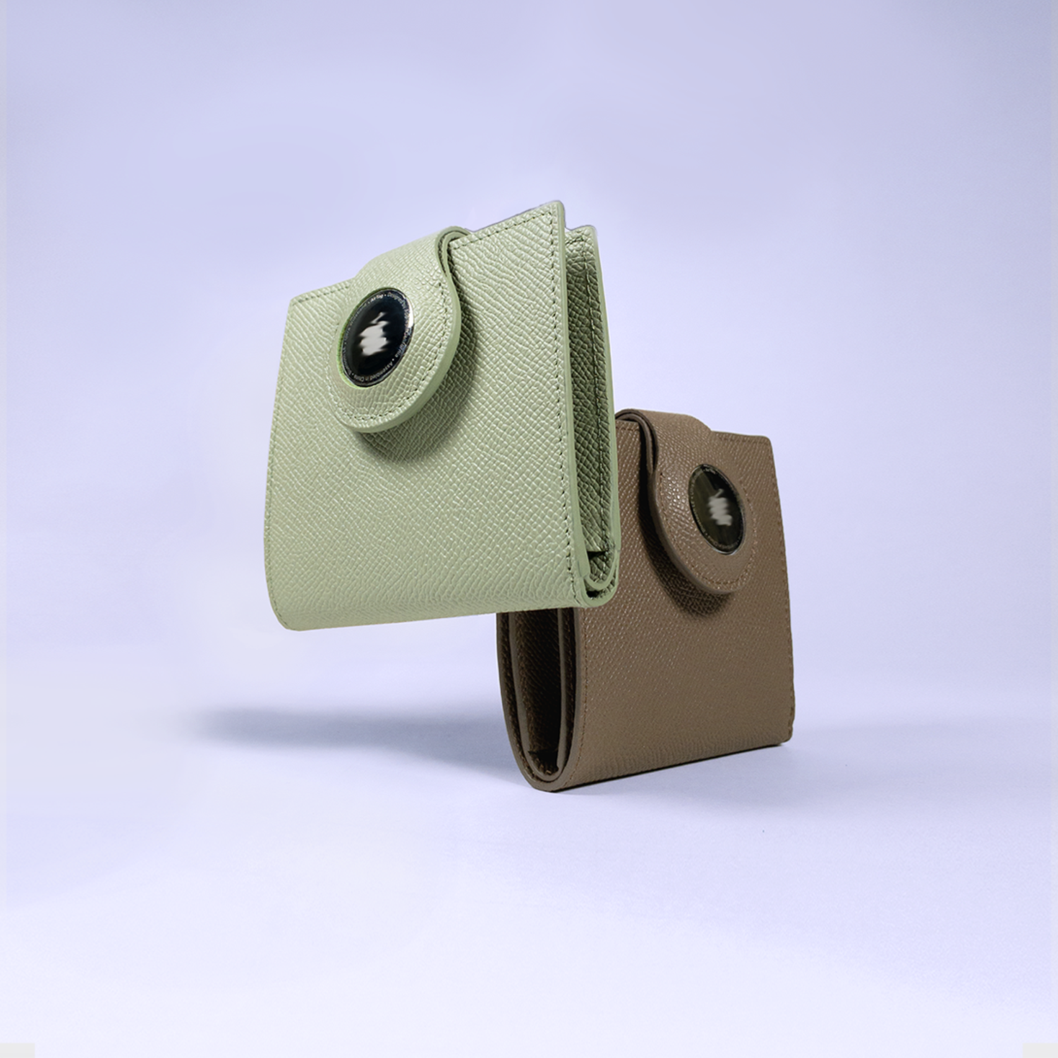 AirTag専用二つ折り財布 / Bi-Fold Wallet for AirTag|FERMI+ AirTag専用二つ折り財布 / Bi-Fold Wallet for AirTag|FERMI+
