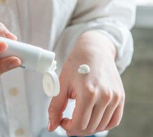 画像をギャラリービューアに読み込む, モンモリロナイトと果実と花のハンドクリーム| KURUMU(クルム)