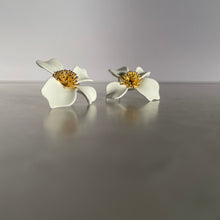画像をギャラリービューアに読み込む, ホワイトフラワーピアス|Novedad.(ノベダ)