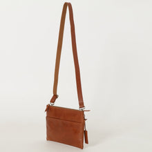 画像をギャラリービューアに読み込む, 【新入荷 トラベルシリーズ】オイルレザーサコッシュバッグ|leather laboratory( レザーラボラトリー)