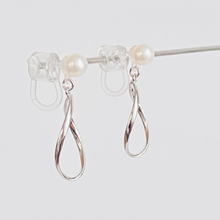 画像をギャラリービューアに読み込む, ツイストフープパールイヤリング|Kaava HELMI(カーヴァヘルミ)