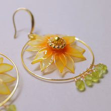 画像をギャラリービューアに読み込む, 向日葵とペリドット のピアス(イヤリング)|s.o.f.i. (ソフィー)