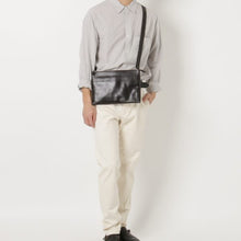 画像をギャラリービューアに読み込む, 【新入荷 トラベルシリーズ】オイルレザーサコッシュバッグ|leather laboratory( レザーラボラトリー)