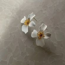 画像をギャラリービューアに読み込む, ホワイトフラワーピアス|Novedad.(ノベダ)