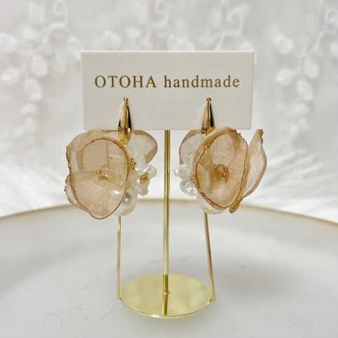 OTOHA handmade シフォンフラワー(ライトブラウン)ピアス/イヤリング｜OTOHA handmade（オトハハンドメイド）