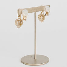 画像をギャラリービューアに読み込む, メタルコイルパールイヤリング|Kaava HELMI(カーヴァヘルミ)