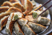 画像をギャラリービューアに読み込む, パクチーたっぷりの冷凍餃子|PAKUCISISTERS(パクチーシスターズ)